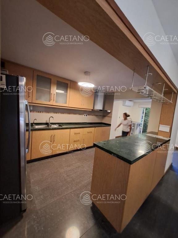 Espaciosa Casa en Barrio Privado de 6 dorm y en