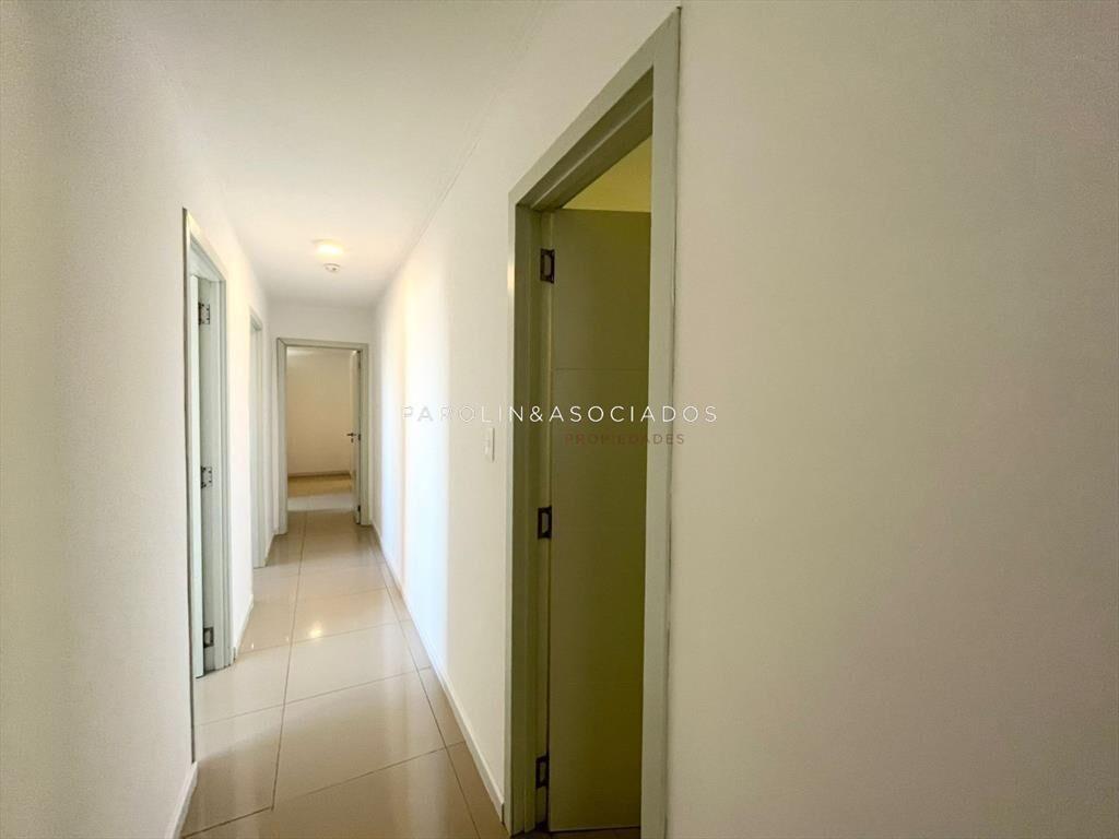 Apartamento de 3 dormitorios en venta en edificio