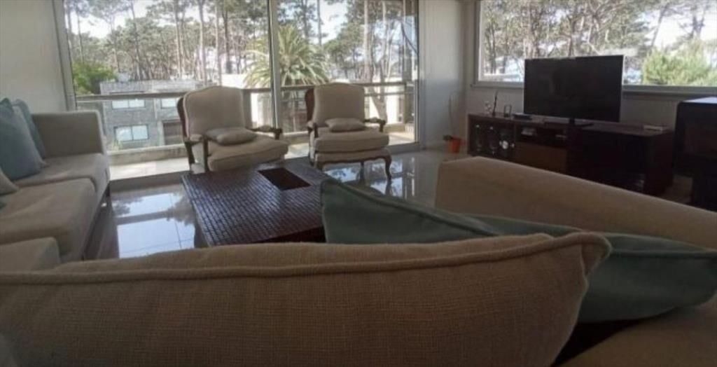 CASA EN VENTA DE 4 DORMITORIOS EN LA BARRA