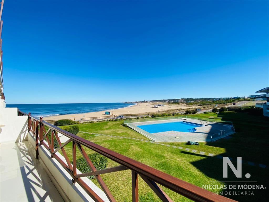 Apartamento en Venta 3 Dormitorios + Servicio Frente al Mar
