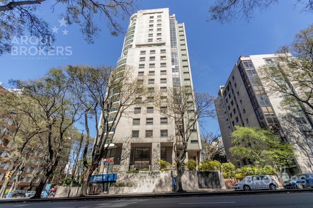 Apartamento de tres dormitorios en alquiler en Pocitos 2 gg