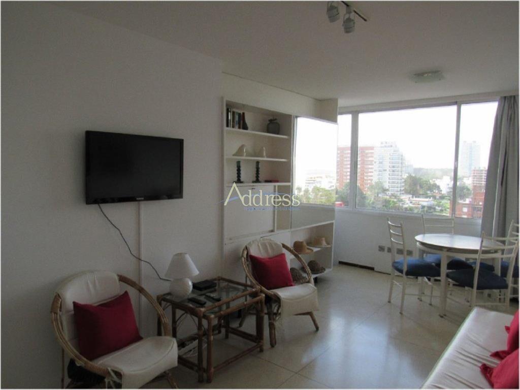 Amplio apto en Edificio de buena construcción en