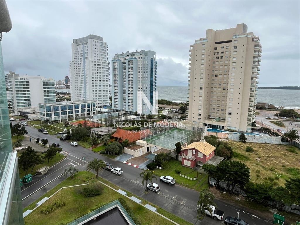 Departamento en venta en torre moderna, a pasos del mar.