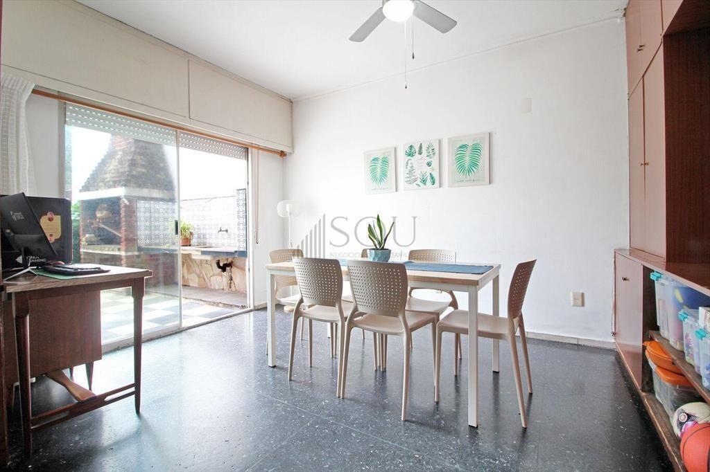 Venta casa cuatro dormitorios más escritorio, patio y garag