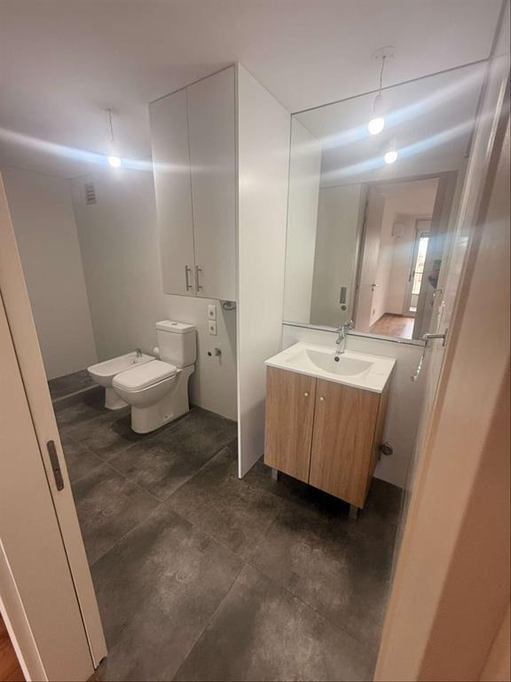 Apartamento en alquiler 2 dormitorios y balcón al frente, a