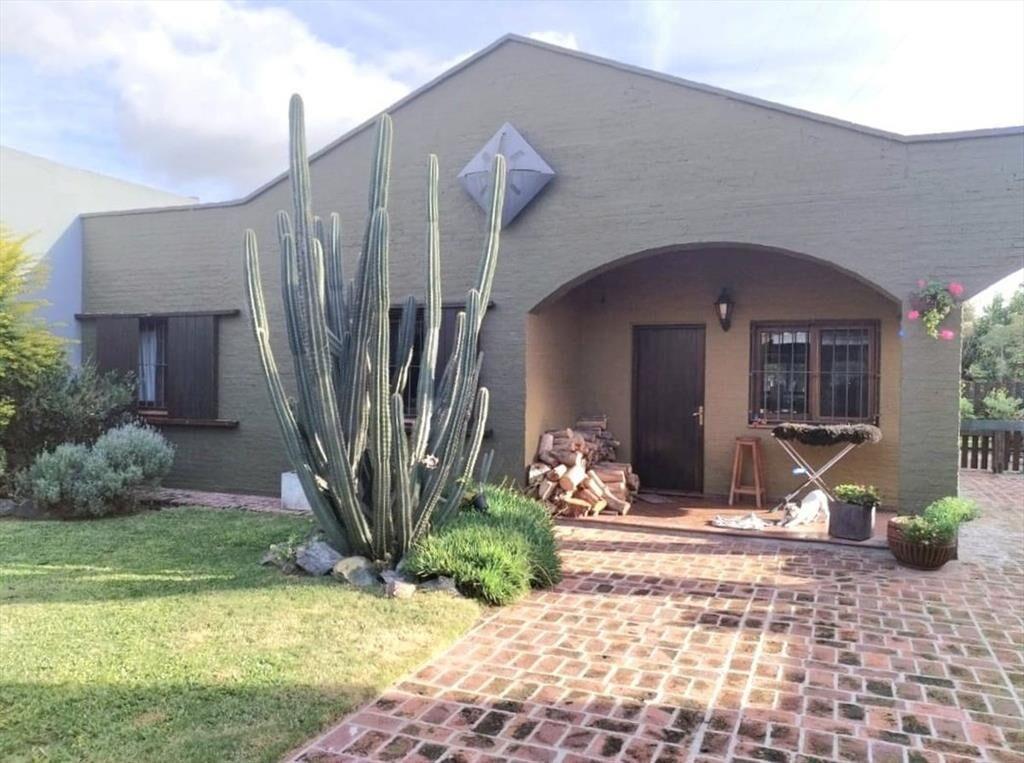 Venta de casa 3 dormitorios con piscina en Pando