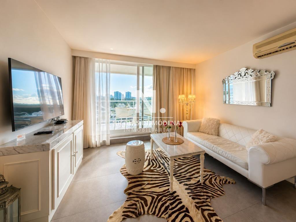 En venta en edificio Yoo, apartamento de 1 dormitorio y med