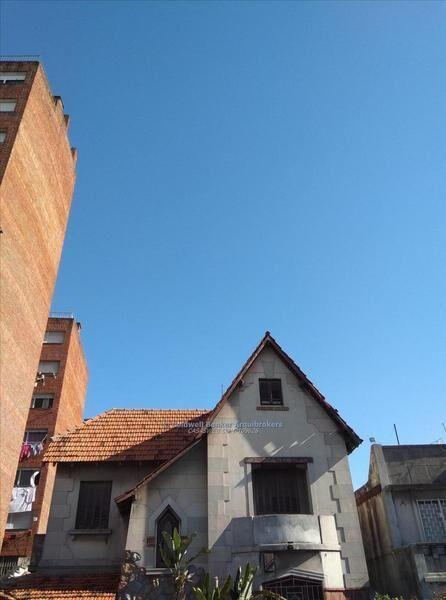 Casa de 6 dormitorios en venta con renta en Pocitos. Idea