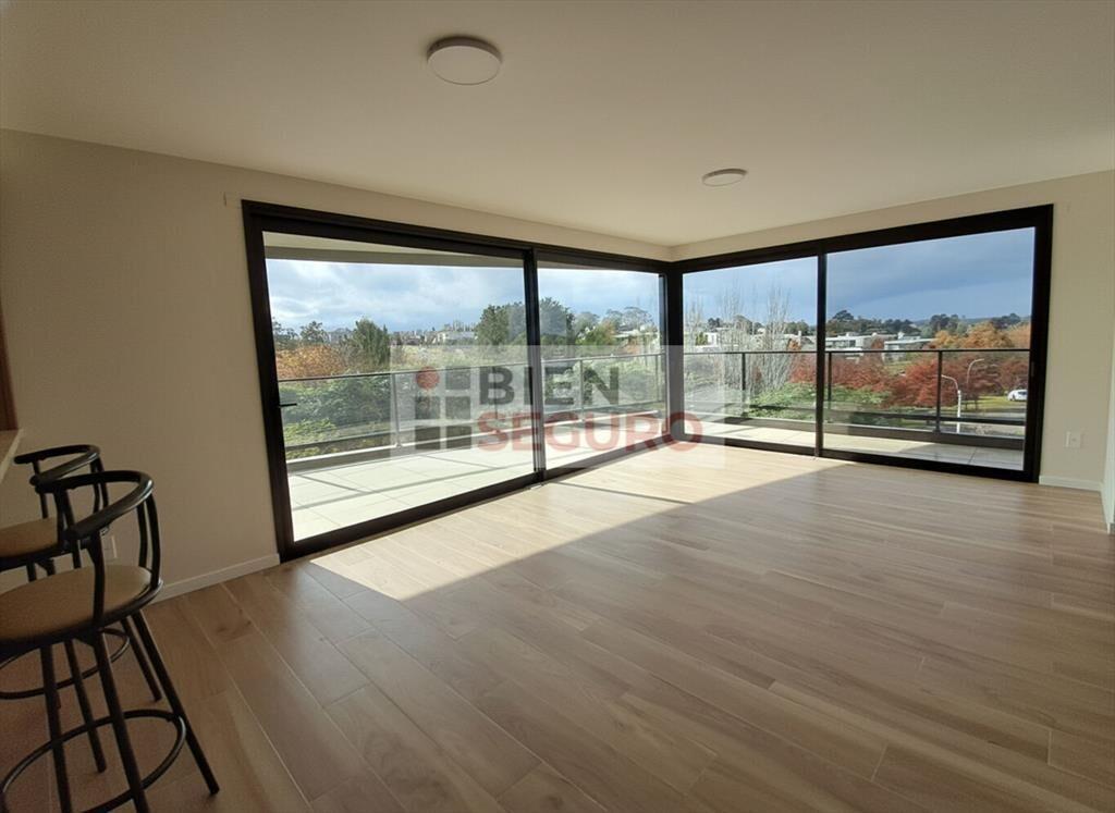 Penthouse de 3 dormitorios en alquiler en Carrasco Norte. C