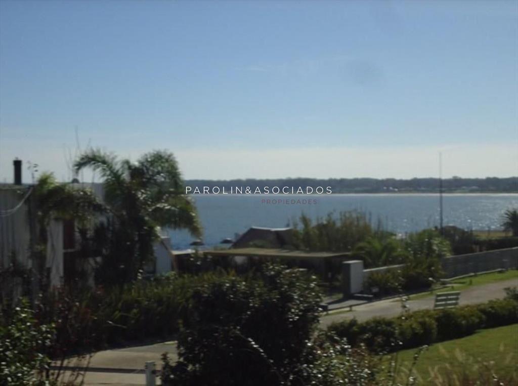 Venta de hermosa casa de 4 dormitorios en Punta Ballena