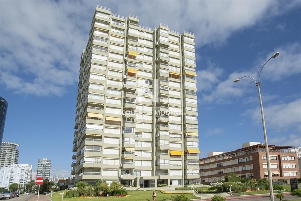 En venta frente al mar, apartamento de 3 dormitorios en Man