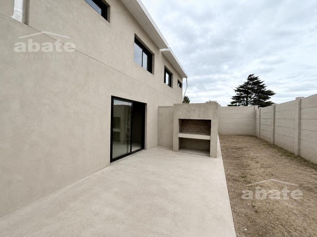 Venta casa de tres dormitorios y dos baños muy próxima al C
