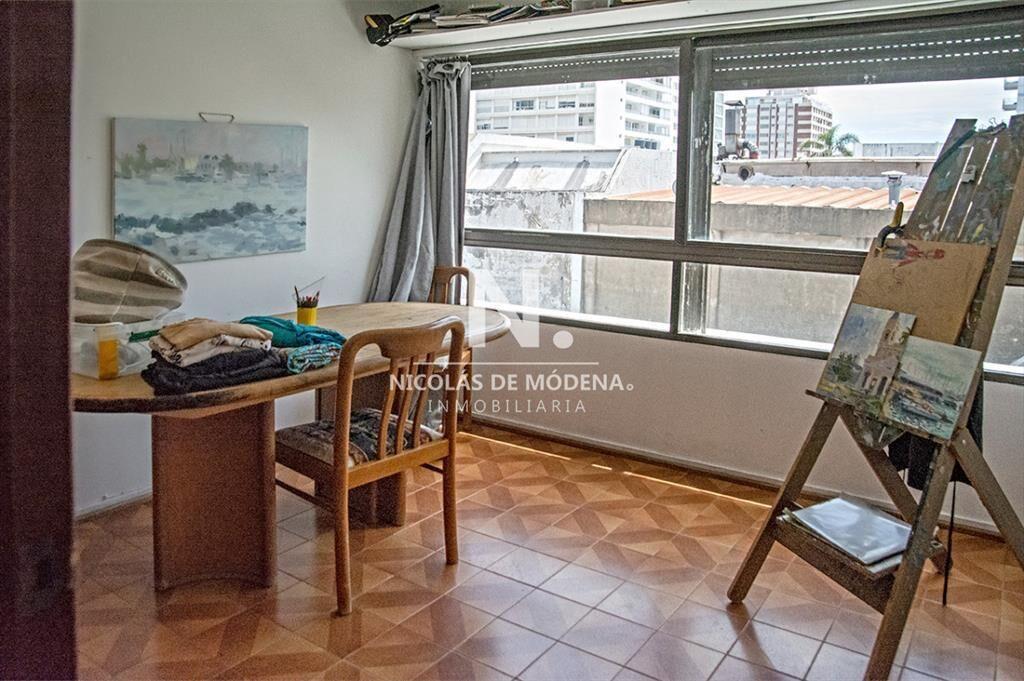 Amplio apartamento en Península, a pasos del mar de 3 dorm
