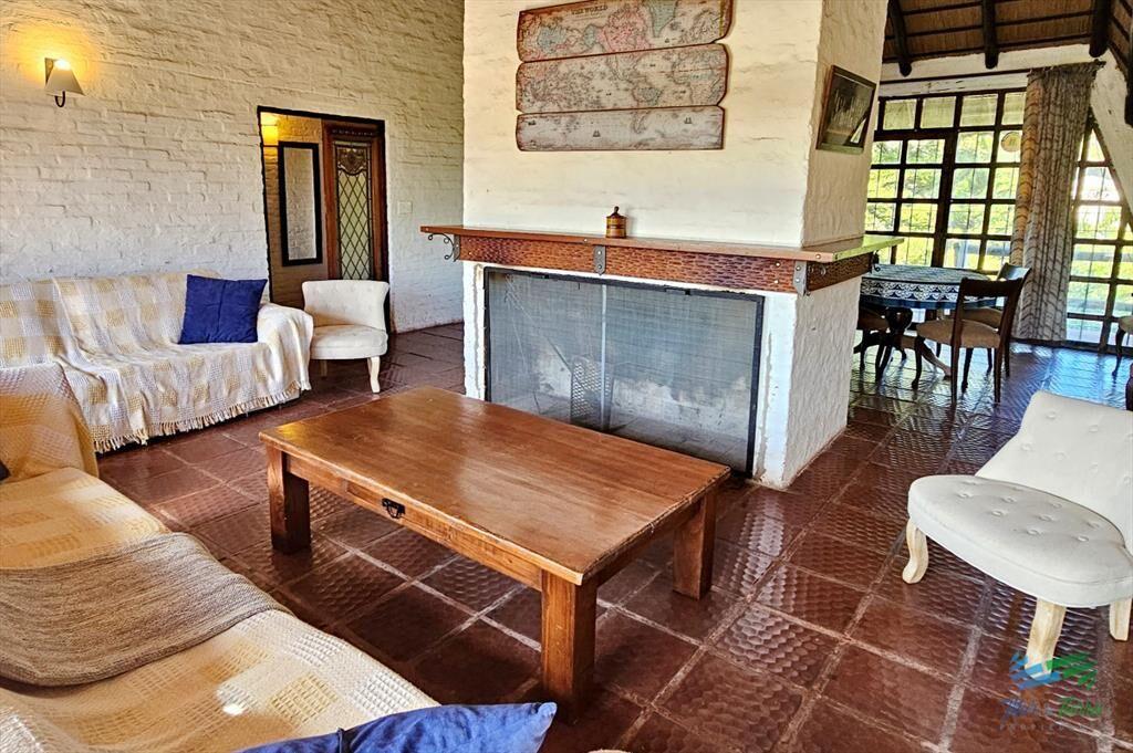 En venta casa 5 dormitorios, piscina, a 1 cuadra