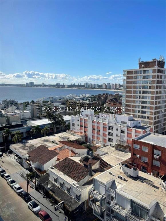 Vende apartamento de 2 dormitorios en Punta del