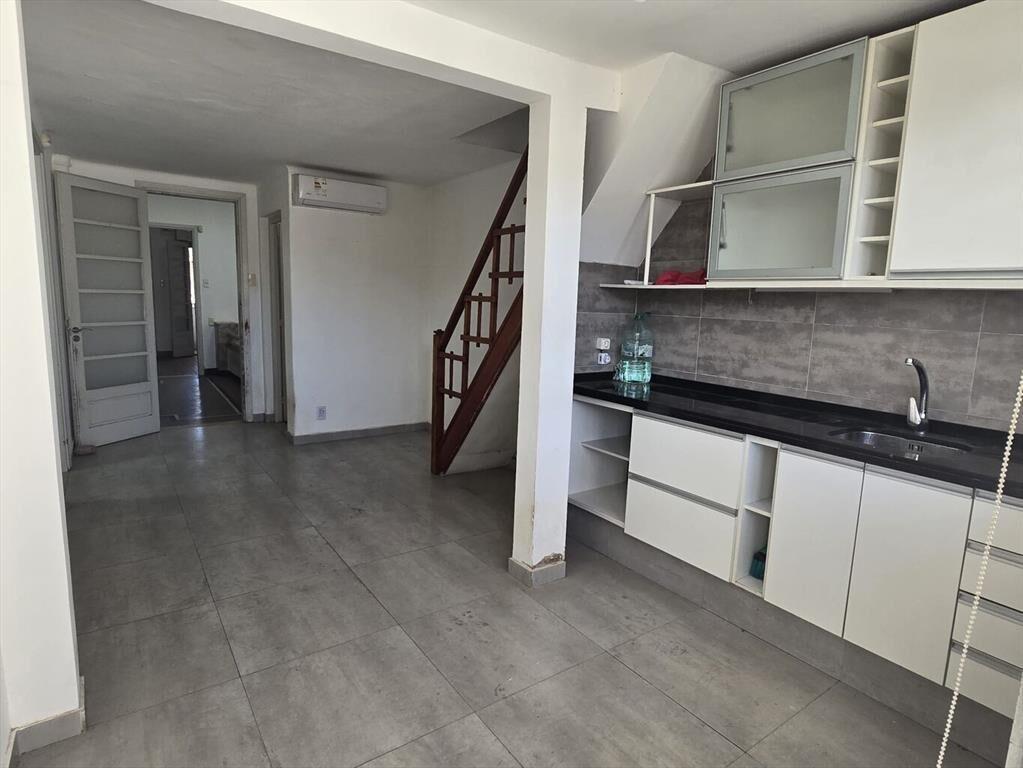 Casa de altos, muy actualizada, con amplios desahogos, para