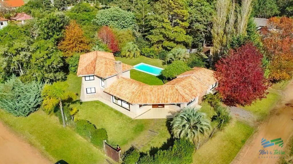 Se alquila casa 5 dormitorios, con piscina en Rincon del In