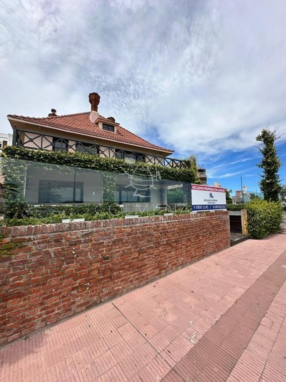 Casa de gran tamaño ubicada a pasos del Mar