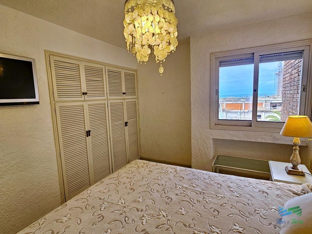 En venta apartamento 2 dormitorios con vista parcial a play