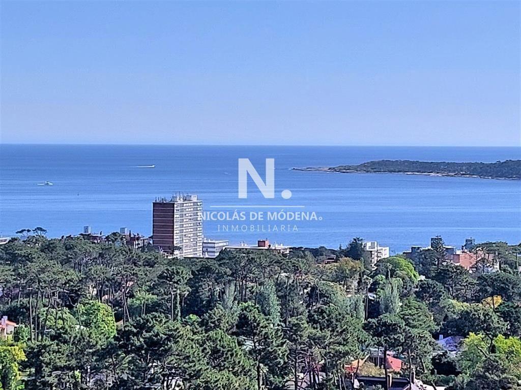 Amplio apartamento en piso alto, con excelente vista al mar