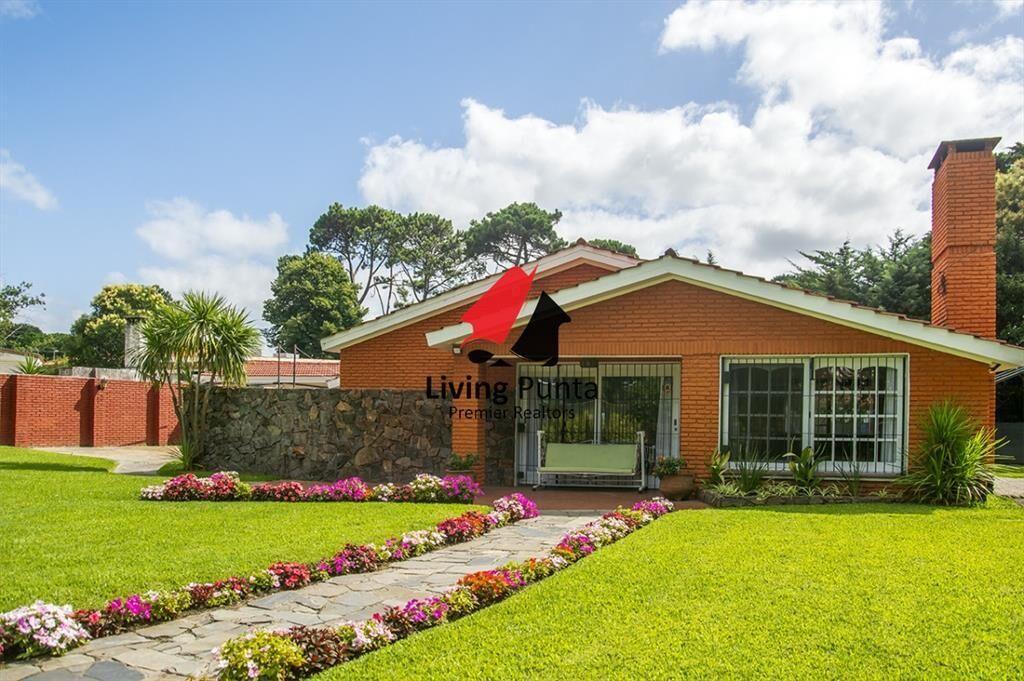 Vende casa de 3 dormitorios en Cantegril Punta del Este