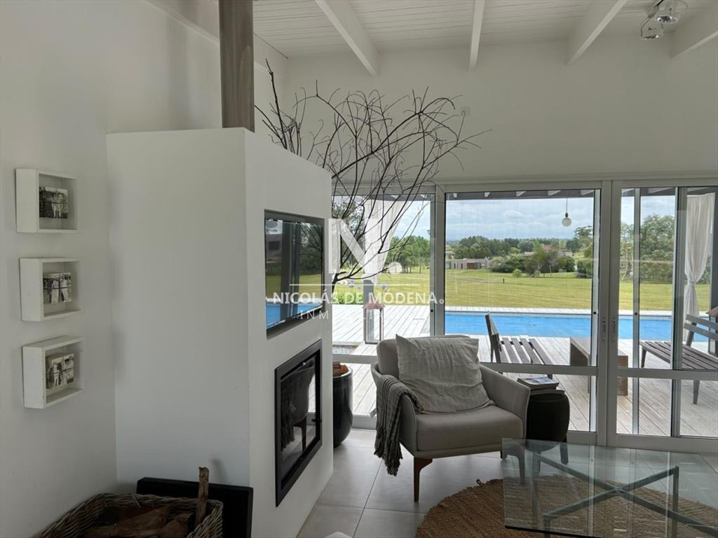 Casa en venta y alquiler de estilo minimalista dentro de Ba