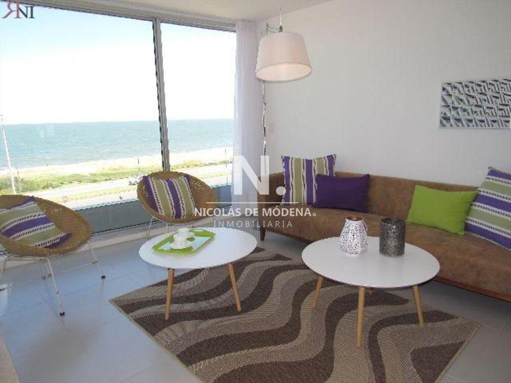Vende apartamento de 2 dormitorios frente al mar,