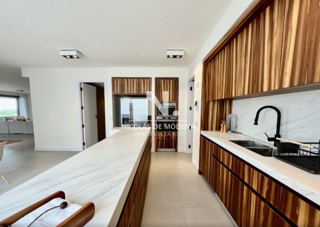 Vende apartamento de 4 dormitorios en Manantiales frente al