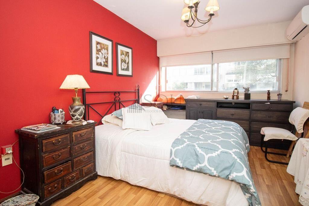 Venta de apartamento en Punta Carretas 3 dormitorios servic
