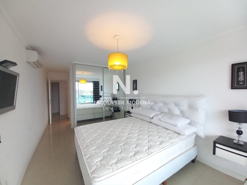 Vende apartamento de 2 dormitorios en Punta del