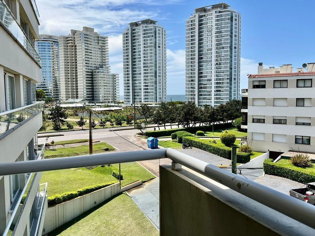 APARTAMENTO EN VENTA 4 DORMITORIOS CON PARRILLERO