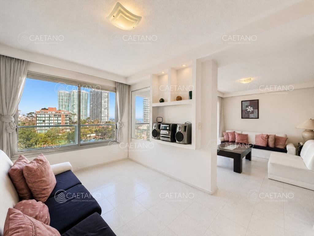 Venta apartamento 3 dormitorios mas servicio, -