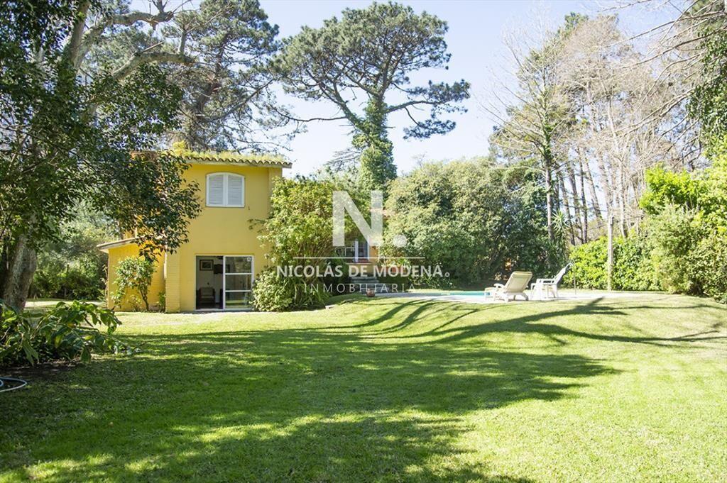 VENDE CASA DE 3 DORMITORIOS EN PLAYA MANSA, CON