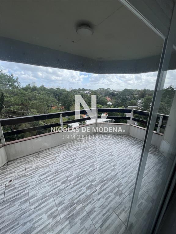 Vende apartamento de 3 dormitorios en Punta del