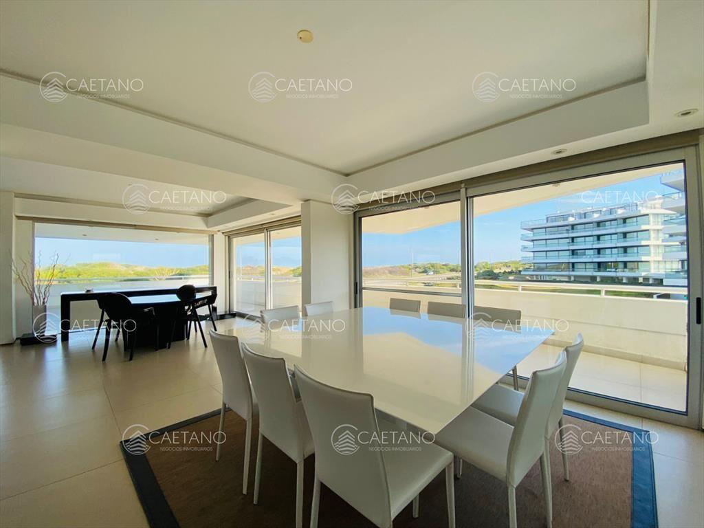 Departamento en Venta Seis Dormitorios y Servicio Frente al