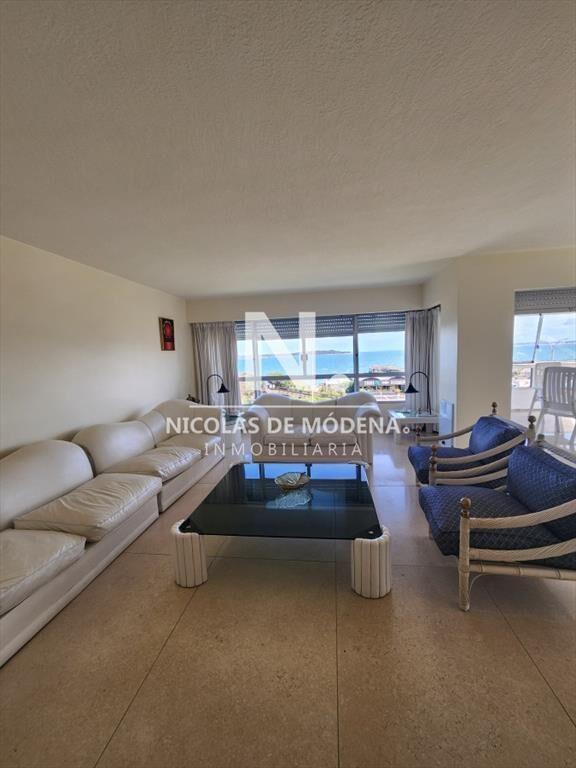 Vende espectacular apartamento con vista al mar de 3 dormit