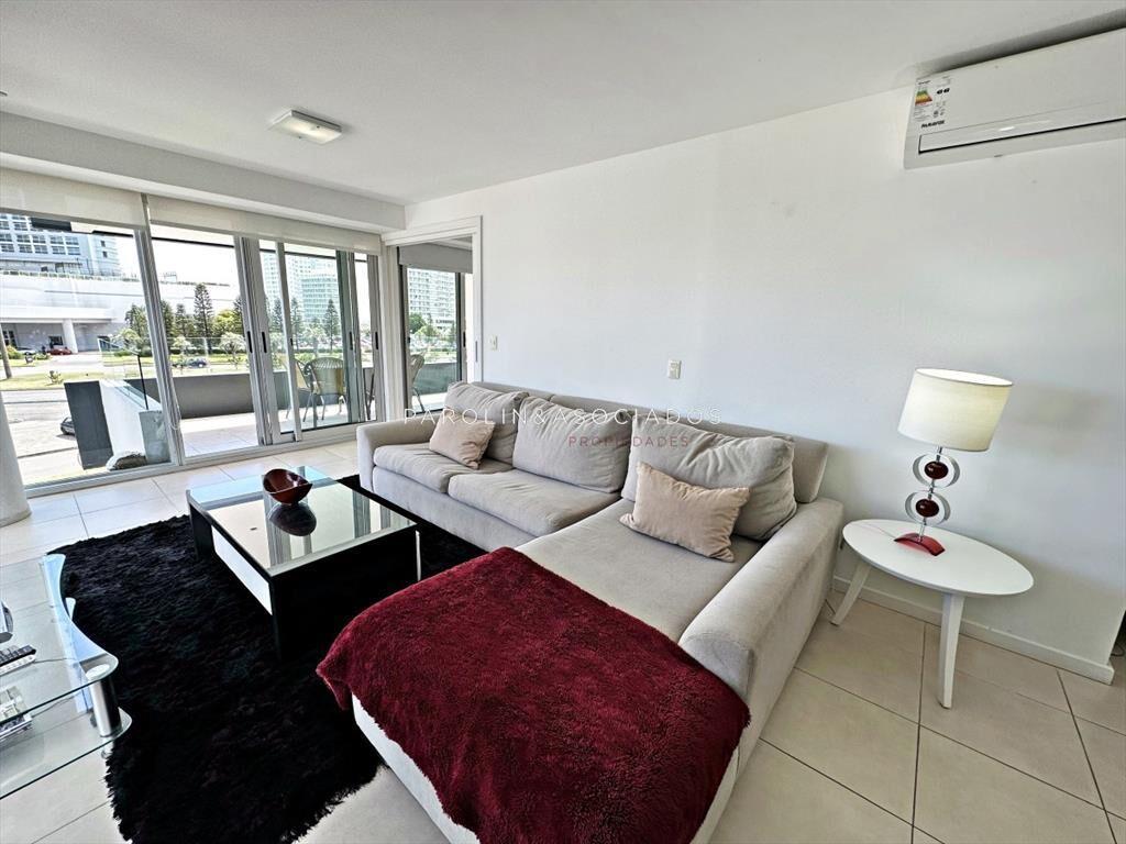 Exclusivo apartamento en edificio con servicios, a pasos de