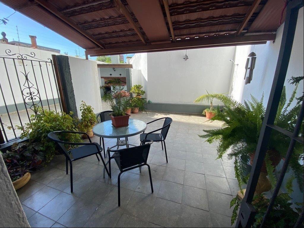 APARTAMENTO DE NIVEL EN 1ERA LINEA 3 DORMITORIOS GRAN PATIO