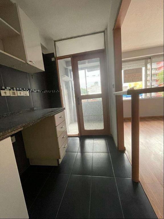 Monoambiente impecable Bvar Artigas a mts. Shopping Tres Cr