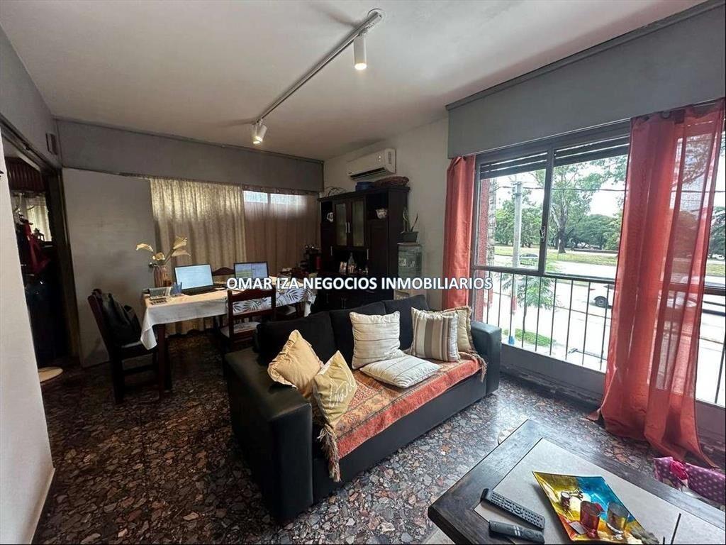 Venta casa La Blanqueada, esquina sobre Av Italia.