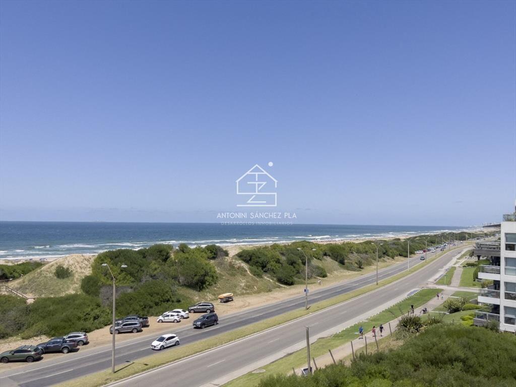 Apartamento ubicado frente al mar. 3 dorm + dependencia