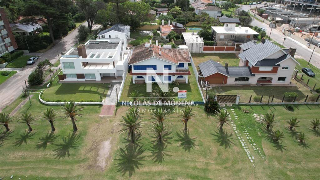 Importante residencia frente al mar en venta.