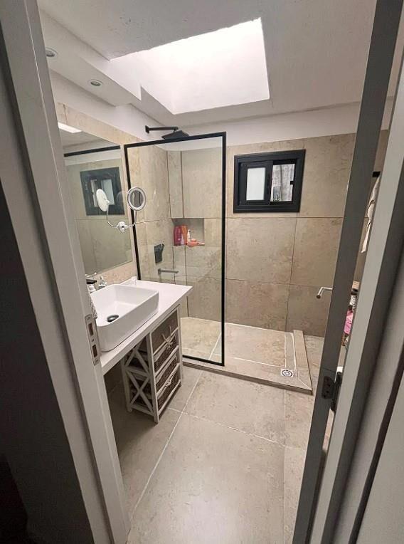 VENDE CASA 4DORMITORIOS 3BAÑOS POCITOS NUEVO 1COCHERA 1PATIO