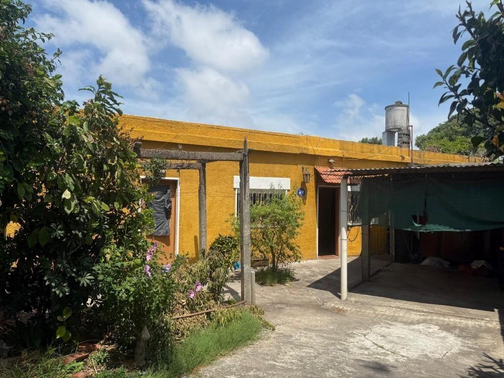 Casa con gran fondo y jardin, cocheras y parrillero