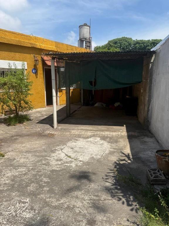 Casa con gran fondo y jardin, cocheras y parrillero