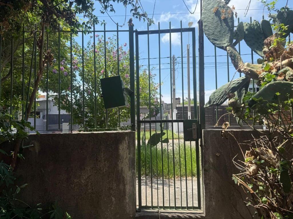 Casa con gran fondo y jardin, cocheras y parrillero