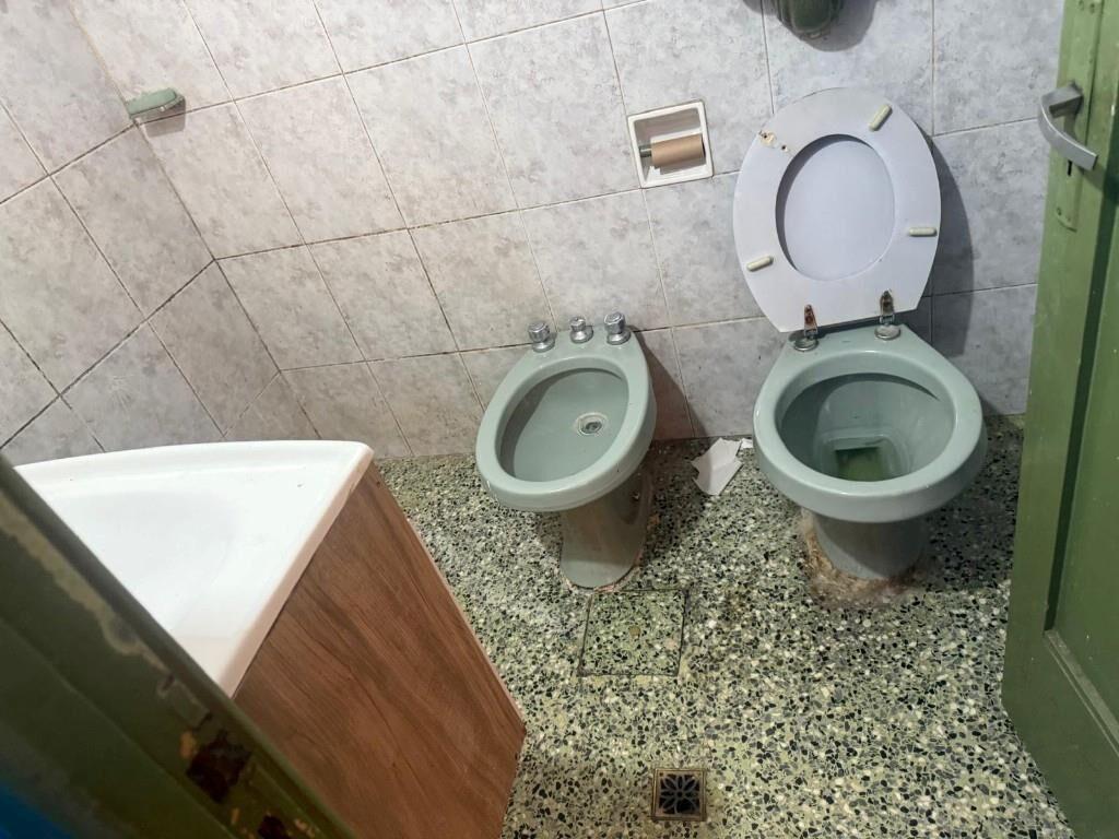 Casa con gran fondo y jardin, cocheras y parrillero
