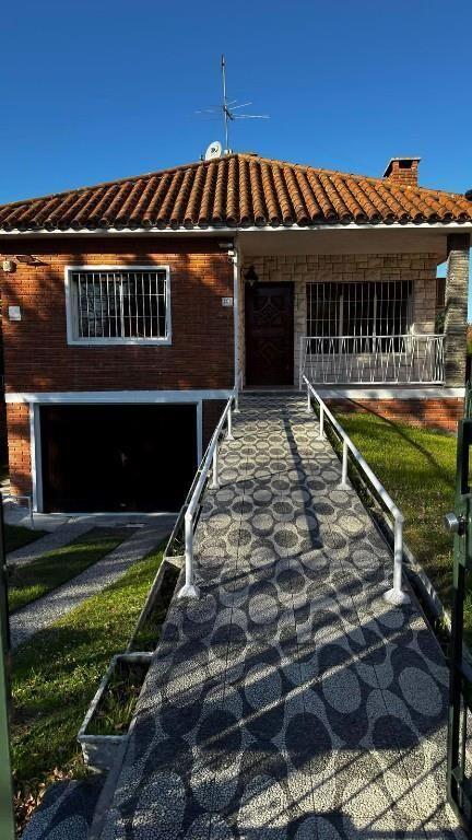 CASA EN CARRASCO NORTE EXCELENTE ESTADO IDEAL PARA FAMILIA
