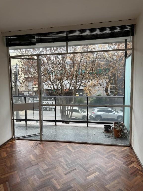 Apartamento sobre 26 de Marzo con balcon!