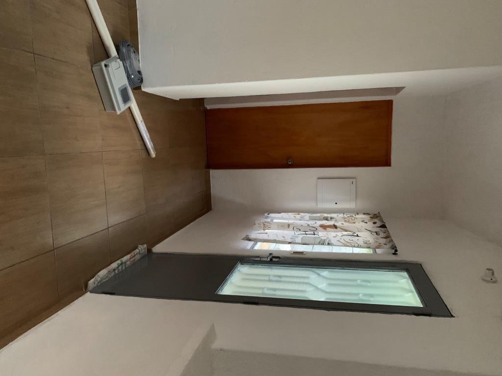 Apartamento remodelado a nuevo, con cochera.